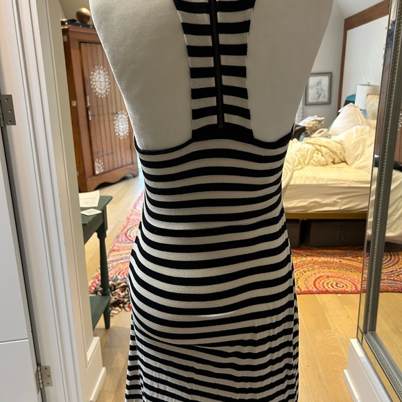 Flattering t-back zip maxi dress. - Picture 4 of 7